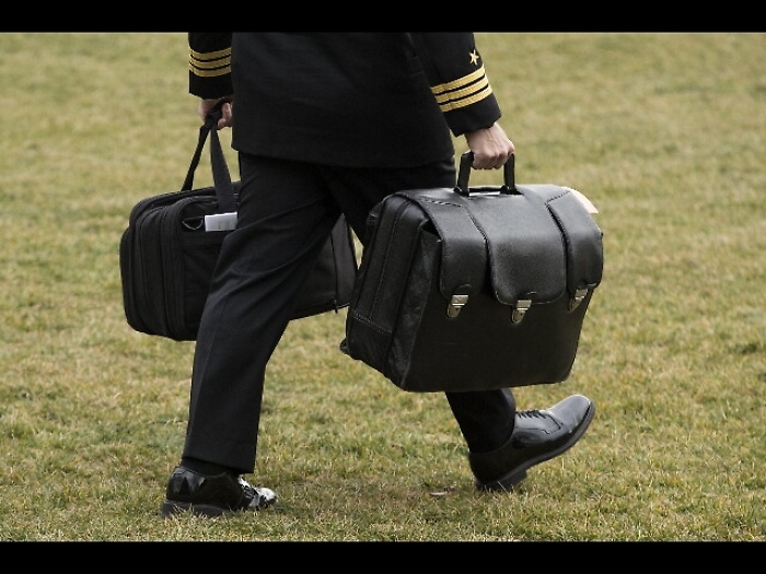 Zuffa 007 Usa-Cina su valigetta nucleare