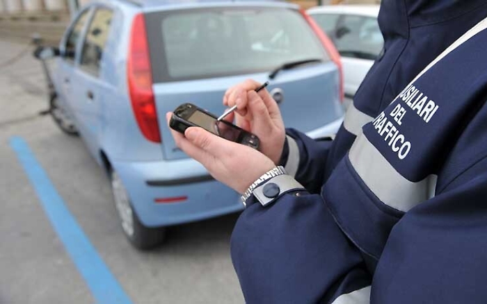 Palermo, botte all'ausiliario del traffico che lo multa perch&eacute; in doppia fila