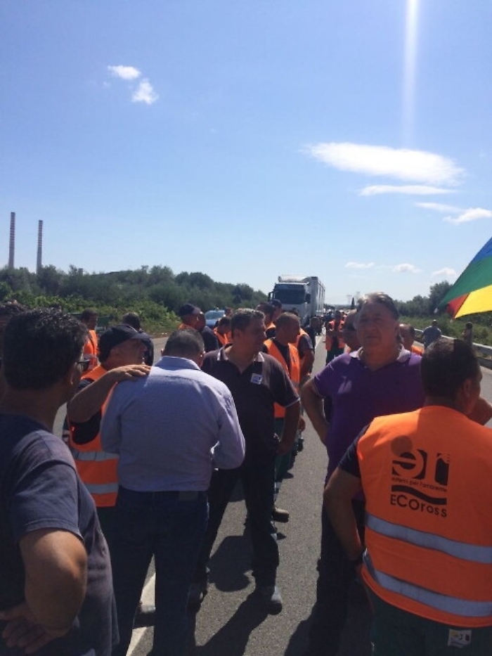 Senza stipendio bloccano statale 106