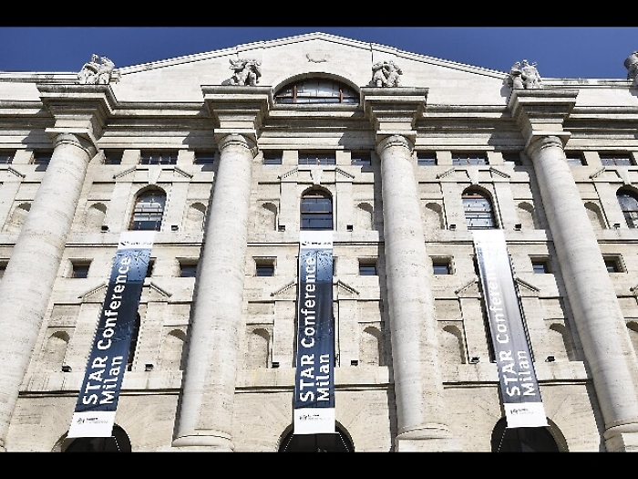 Borsa Milano corre 1,6%, spread a 206