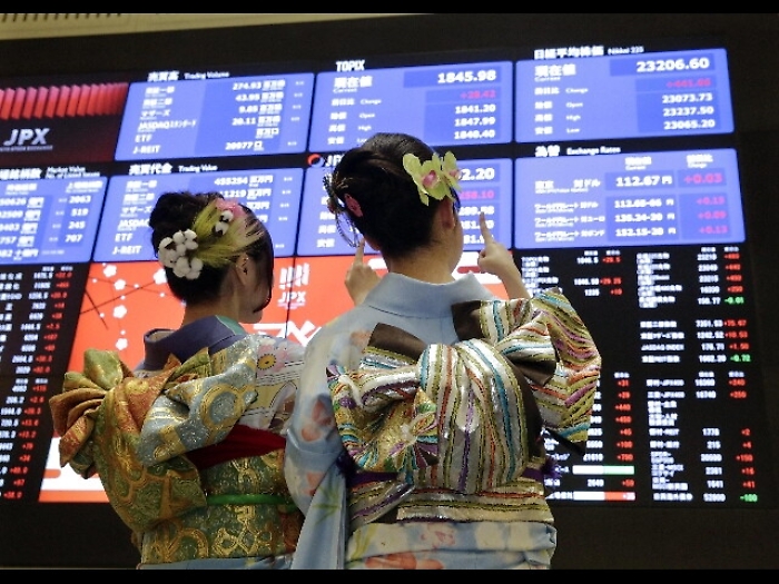 Oro: scende a 1.318,59 dollari