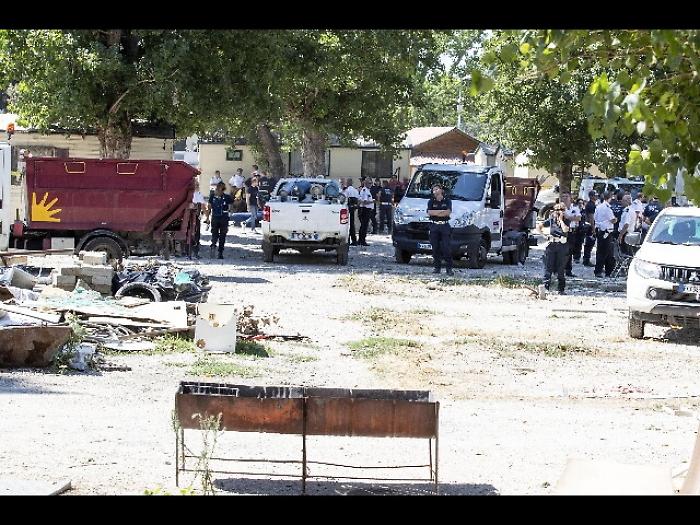 Nomadi: "sgomberati come animali"