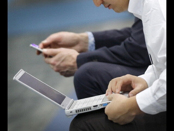 Mattarella, contrastare astio via web