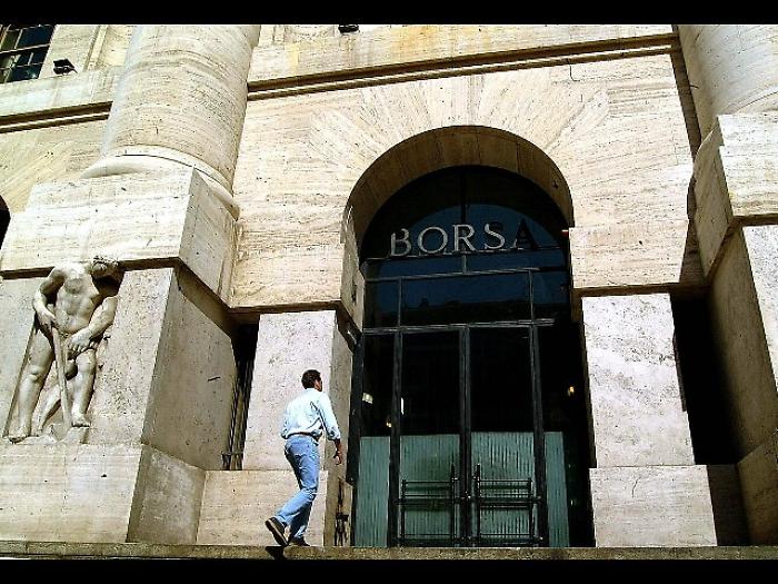 Borsa: Milano ondeggia su parit&agrave;