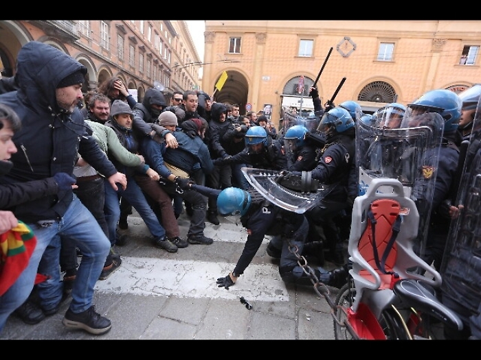 Scontri Comune Bologna,inchiesta lesioni