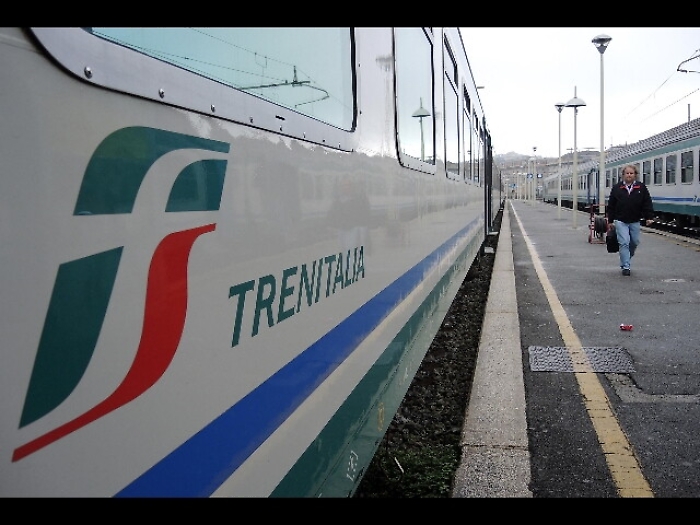 Attraversa binari,muore 55enne a Carrara