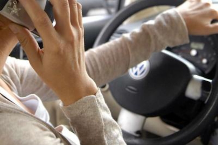 Con il cellulare alla guida: 13 patenti sospese a Catania