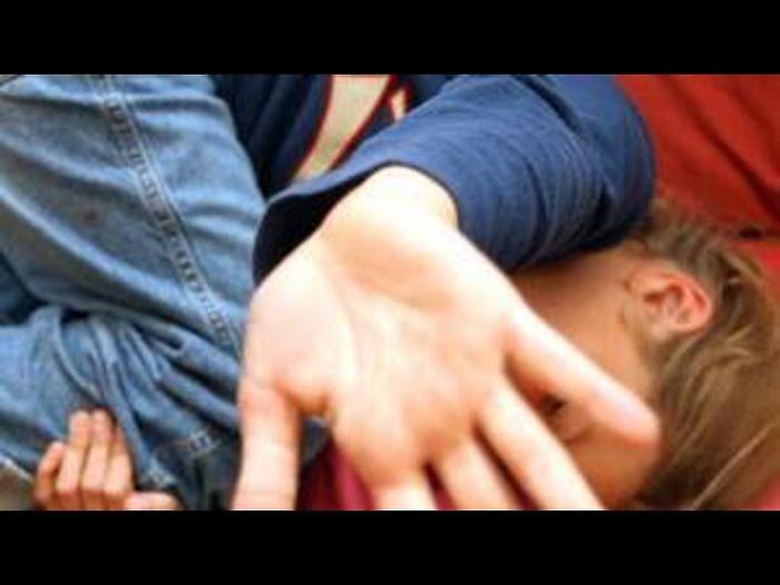 Catania, botte da orbi ai figli: denunciata mamma violenta