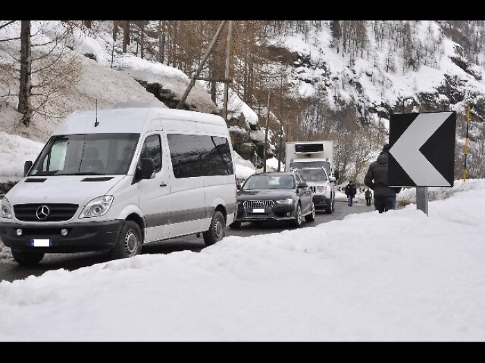 Auto lasciano Cervinia, stop isolamento