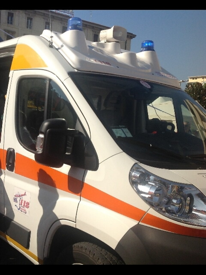 Auto contro albero, muore 20enne a Roma