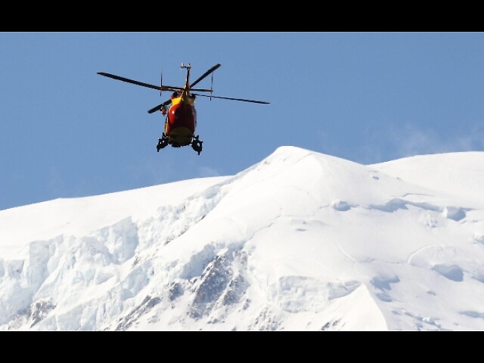Volo di 400 metri,muore davanti a figlio