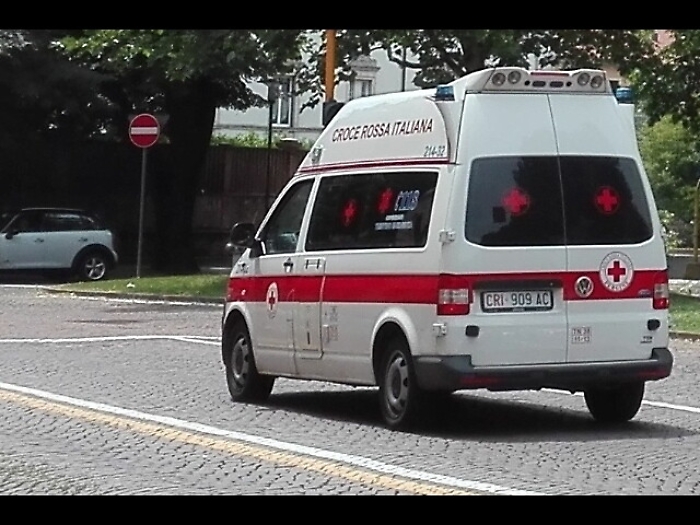 Cade da tetto centro commerciale, morto
