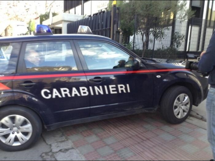 Tenta la fuga in auto e a piedi con 2 chili di marijuana: arrestato 23enne