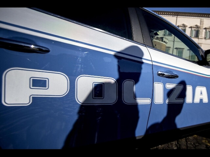 Palermo, dà in escandescenze e i poliziotti lo bloccano con lo spray al peperoncino