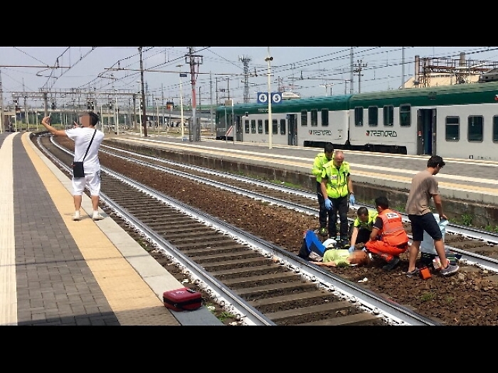 Ferita in stazione, giovane fa selfie