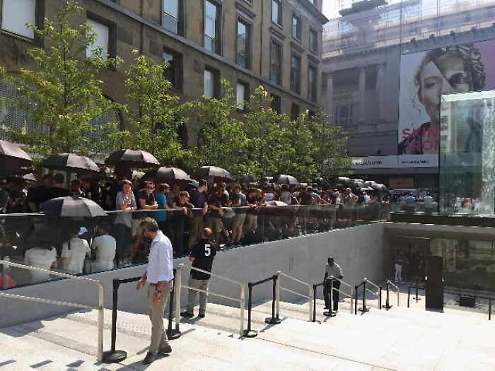 Milano, in fila per apertura Apple Store