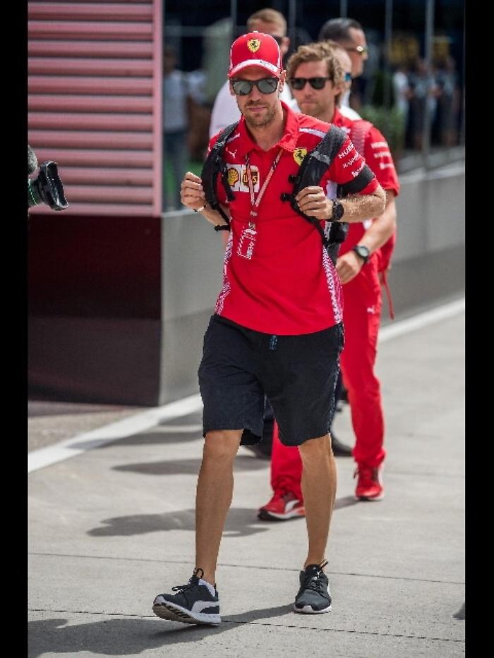 Il team Ferrari con il lutto al braccio