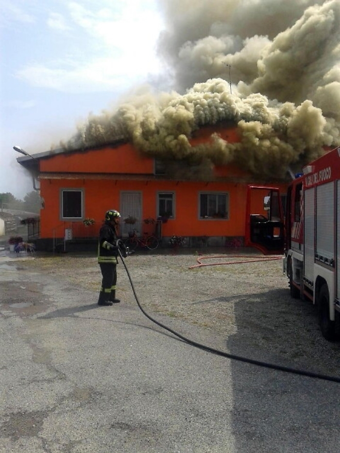 Fiamme in casa, feriti vigili del fuoco