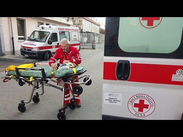 Cartellone cade in testa ragazza, ferita