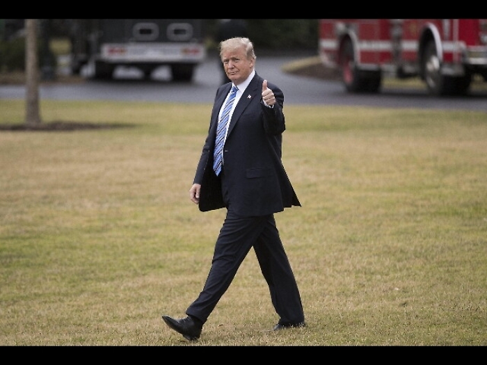 Trump apre su armi, migliorare controlli