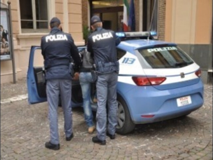 Fasce in velcro e Taser a poliziotti