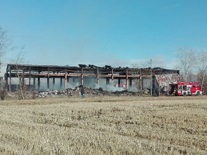 Capannone a fuoco, sequestro area