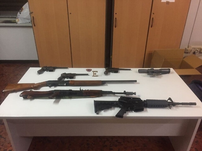 Punta pistola a immigrato, ha arsenale