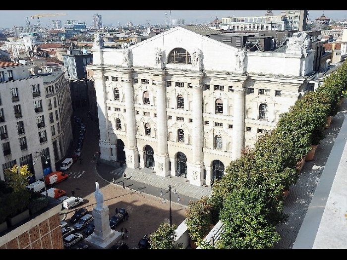 Borsa:Milano chiude in calo con dati Pil