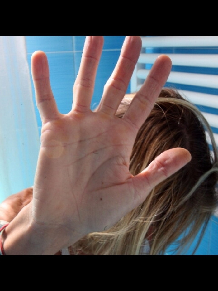 Violenze e abusi su compagna, arrestato