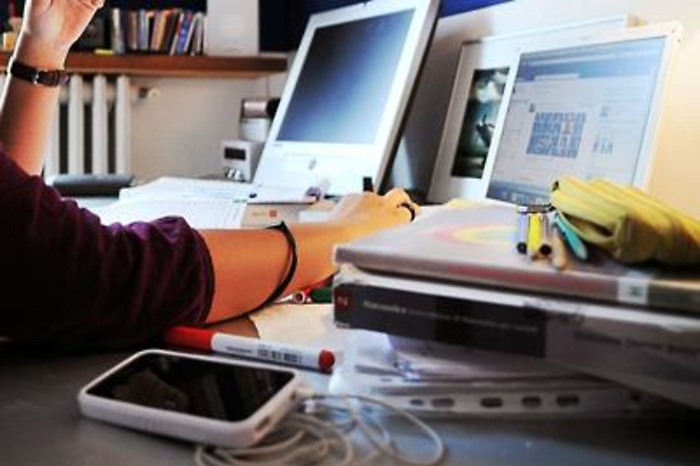 Pediatria: 'smartphone maniaci' perdono 6 ore di sonno a settimana