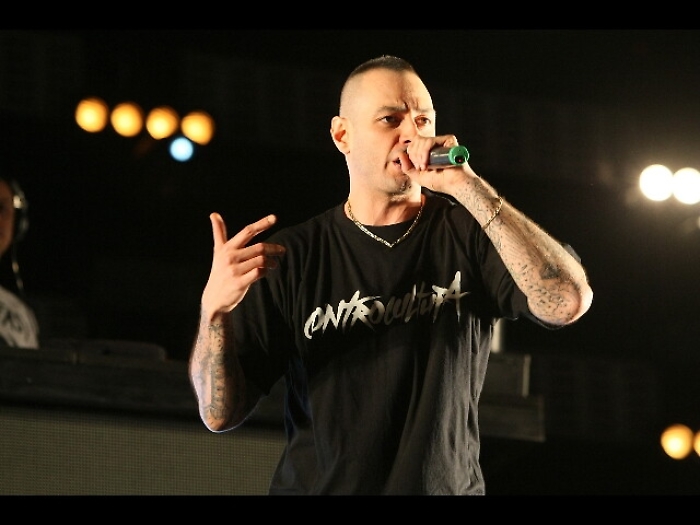 Hit parade, Fabri Fibra resta in vetta