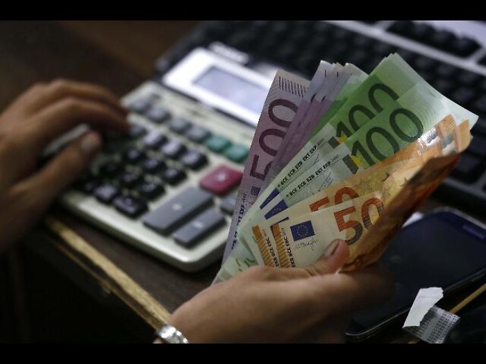 Cambi: euro stabile a 1,21 dollari