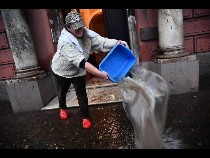 Genova, fango e detriti con rio Fegino