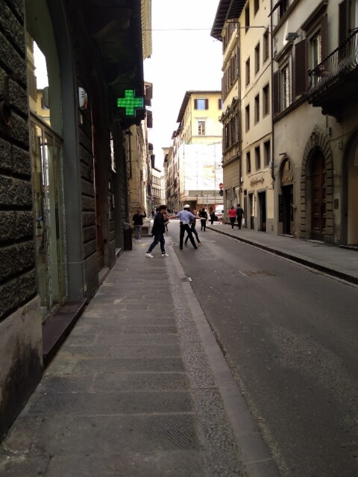 Calcinacci cadono da palazzo a Firenze