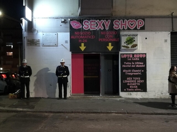 Sexy shop accanto lapide uccisione Fava