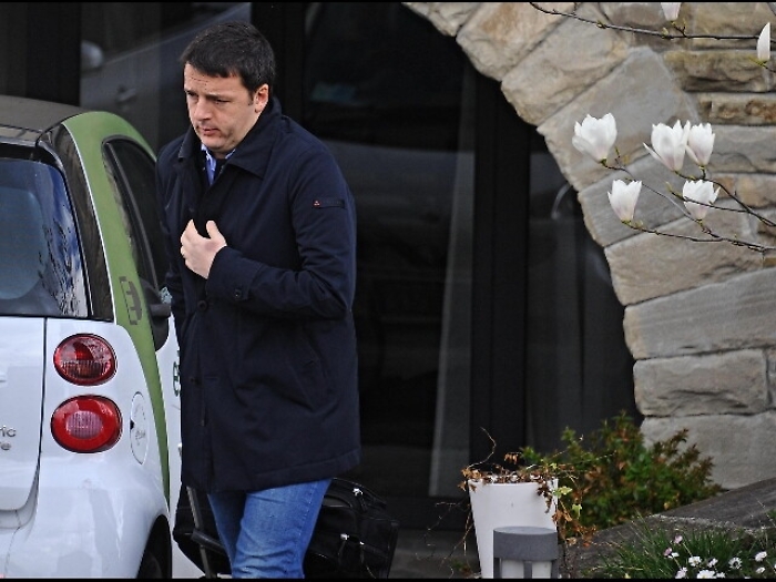 Tent&ograve; taglio luce a Renzi, a processo