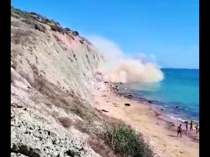 Crolla costone in spiaggia ad Agrigento