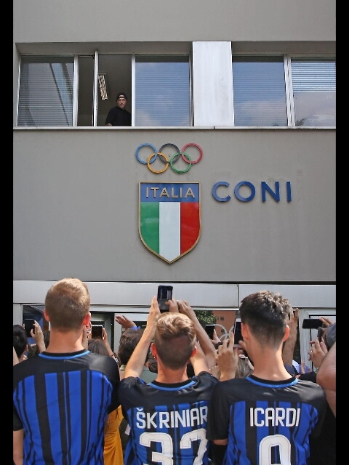 Nainggolan saluta con sciarpa Inter