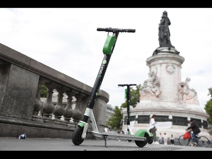 Parigi, scatta la guerra ai monopattini