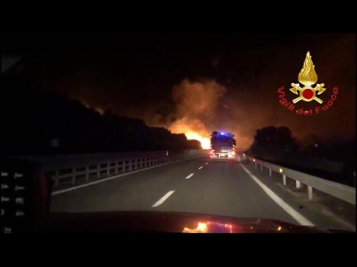 Fiamme nel Nuorese, bloccata statale 131