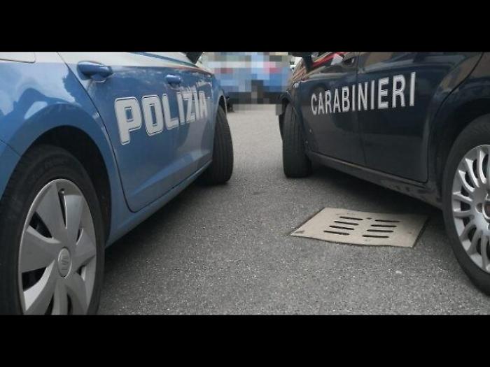 Uomo accoltellato, si cerca il figlio