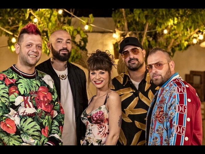 Boomdabash e Amoroso insieme in un mambo