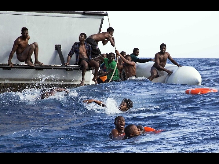 Migranti, ong Sea Watch: naufragio con 12 morti al largo della Libia