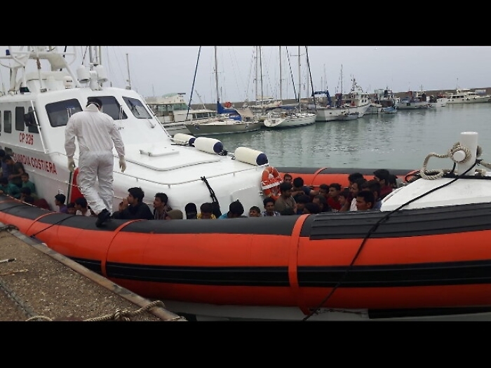 Soccorsa barca a vela con 40 migranti