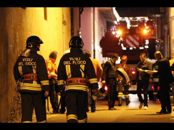 Per fuggire a agenti apre bombola di gas