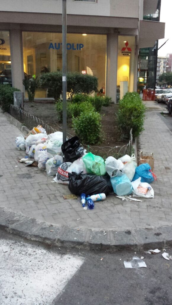 Catania, i rifiuti "all'angolo" in centro citt&agrave;