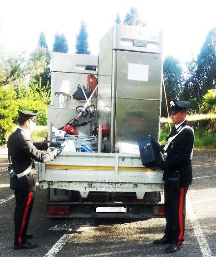 Zafferana, depreda un ristorante, arrestato mentre caricava la refurtiva su un furgone