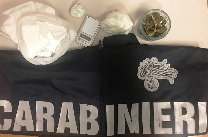 Catania, sullo scooter (senza casco) col figlio di 8 anni e con mezzo chilo di cocaina