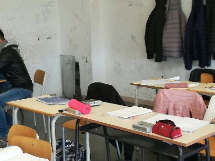 Catania, droga in un istituto di Barriera, segnalati tre studenti