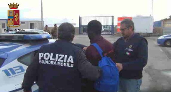 Pozzallo, i migranti tenuti a digiuno in Libia, arrestato lo scafista gambiano